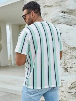 Men Random Color Block & Letter Graphic Tee