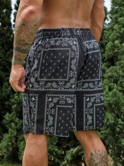 Men Paisley Print Drawstring Waist Shorts