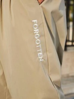 Men Letter Graphic Drawstring Waist Pants -Man Plus Fashion 1672996205c260eb8e291587039eace829911cc07f thumbnail 405x552