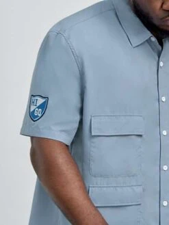 Manfinity Hypemode Men Letter Graphic Flap Pocket Shirt -Man Plus Fashion 167651567437b069bd20dad93f94f37eb2a8158f07 thumbnail 405x552