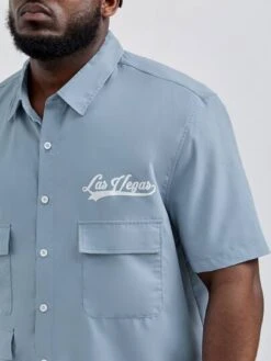 Manfinity Hypemode Men Letter Graphic Flap Pocket Shirt -Man Plus Fashion 1676515680bf9e3ba77f0fb6b6ee6c068506d34507 thumbnail 405x552