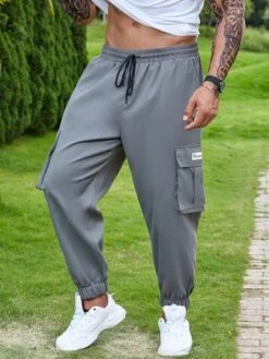 Manfinity LEGND Men Letter Patched Detail Flap Pocket Cargo Pants -Man Plus Fashion 1682411110f3683ac7254a5f14236d54b029570711 thumbnail 405x552