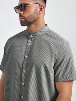 Manfinity Mode Men Cotton Solid Button Front Shirt -Man Plus Fashion 1684214399d2220a7ff97160f5f819c777c2c5c5ec thumbnail 405x552