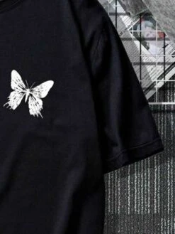 Manfinity EMRG Men Slogan & Butterfly Print Drop Shoulder Tee -Man Plus Fashion 16843934516375e579817de9cbaba761233ded4bd6 thumbnail 405x552