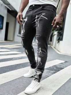 SHEIN Men Plus Cotton Graphic Print Ripped Skinny Jeans -Man Plus Fashion 1684749266d351d45a1556c1343e398c971de68de5 thumbnail 405x552