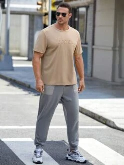 Manfinity Homme Men Letter Embossed Tee -Man Plus Fashion 1686796398871e6201eea759000b65a6b908f48ba2 thumbnail 405x552