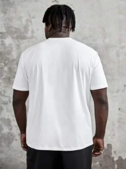 SHEIN Manfinity EMRG Men Plus Figure & Slogan Graphic Tee
